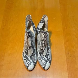 Steve Madden size 8 snake skin booties